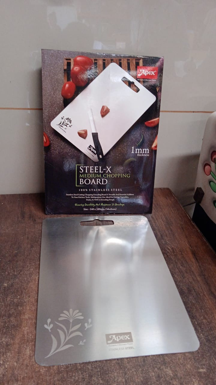 Stainless steel cutting board with rust-proof and odor-resistant surface