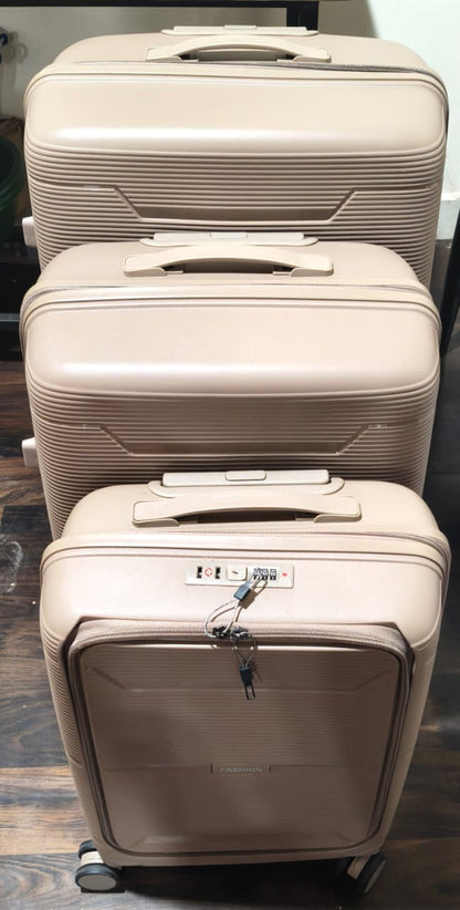 Set of spinner luggage bags with ergonomic handles for easy carry