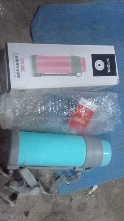 Close-up of the leakproof lid and premium metal finish of the bottle.